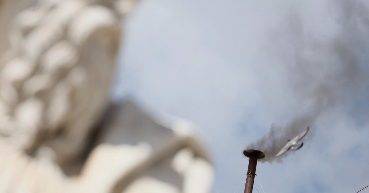 Conclave, terzo scrutinio senza esito positivo: gli scenari e a quando arriverà la prossima fumata (nera o bianca)