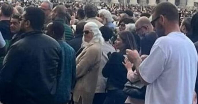 Conclave, spunta anche De Rossi tra i fedeli in Piazza San Pietro in attesa della fumata