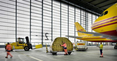 Copertina di “Agenti russi nascondevano esplosivo dentro sex toys e cosmetici”: l’inchiesta sugli incendi nei depositi Dhl