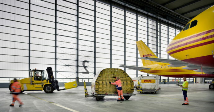 “Agenti russi nascondevano esplosivo dentro sex toys e cosmetici”: l’inchiesta sugli incendi nei depositi Dhl