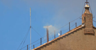 Conclave, fumo bianco dal camino della Sistina: lo strano caso dopo la fumata nera – Video
