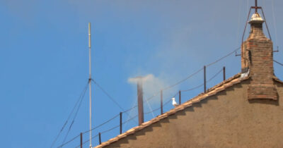 Copertina di Conclave, fumo bianco dal camino della Sistina: lo strano caso dopo la fumata nera – Video