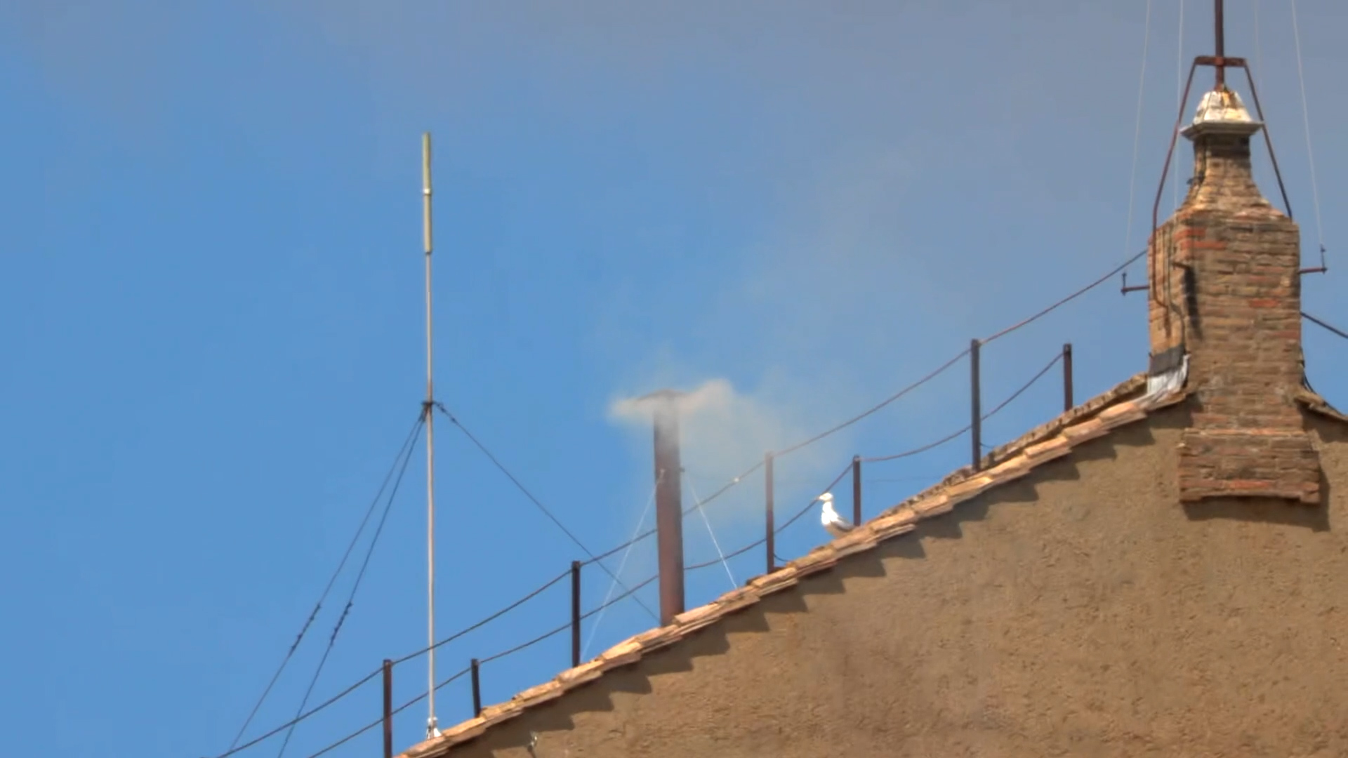 Conclave, fumo bianco dal camino della Sistina: lo strano caso dopo la fumata nera – Video Conclave, fumo bianco dal camino della Sistina: lo strano caso dopo la fumata nera – Video