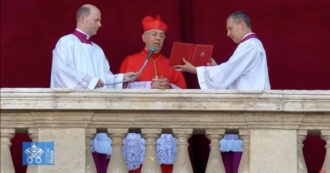 Copertina di “Habemus Papam”: l’annuncio del cardinale Mamberti dalla Loggia delle Benedizioni. È Robert Francis Prevost