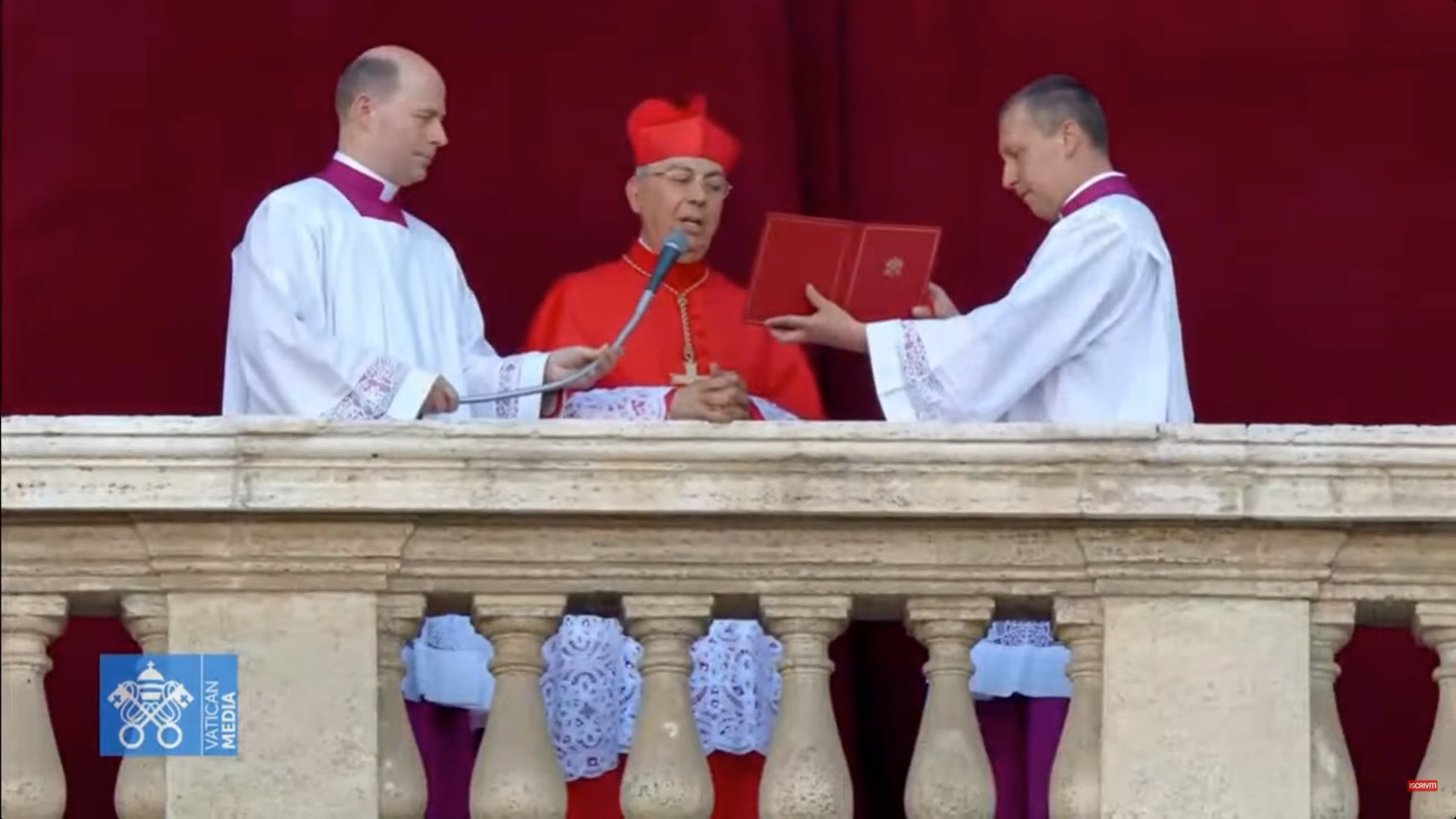 “Habemus Papam”: l’annuncio del cardinale Mamberti dalla Loggia delle Benedizioni. È Robert Francis Prevost