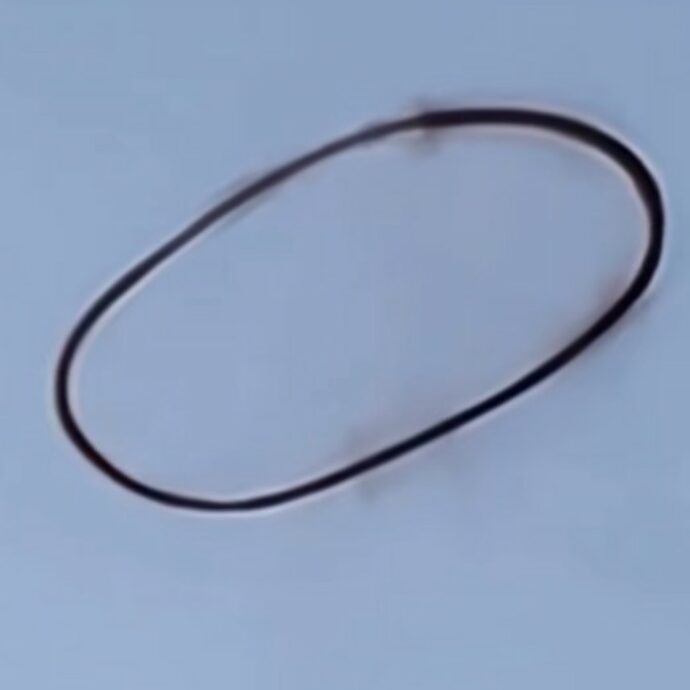 “Ufo? Ho quasi 50 anni e non ho mai visto niente del genere”: un misterioso anello nero fluttua nel cielo, l’incredibile avvistamento – VIDEO