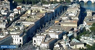 Copertina di Eletto il nuovo Papa, migliaia di persone lungo via della Conciliazione: le impressionanti immagini dall’alto