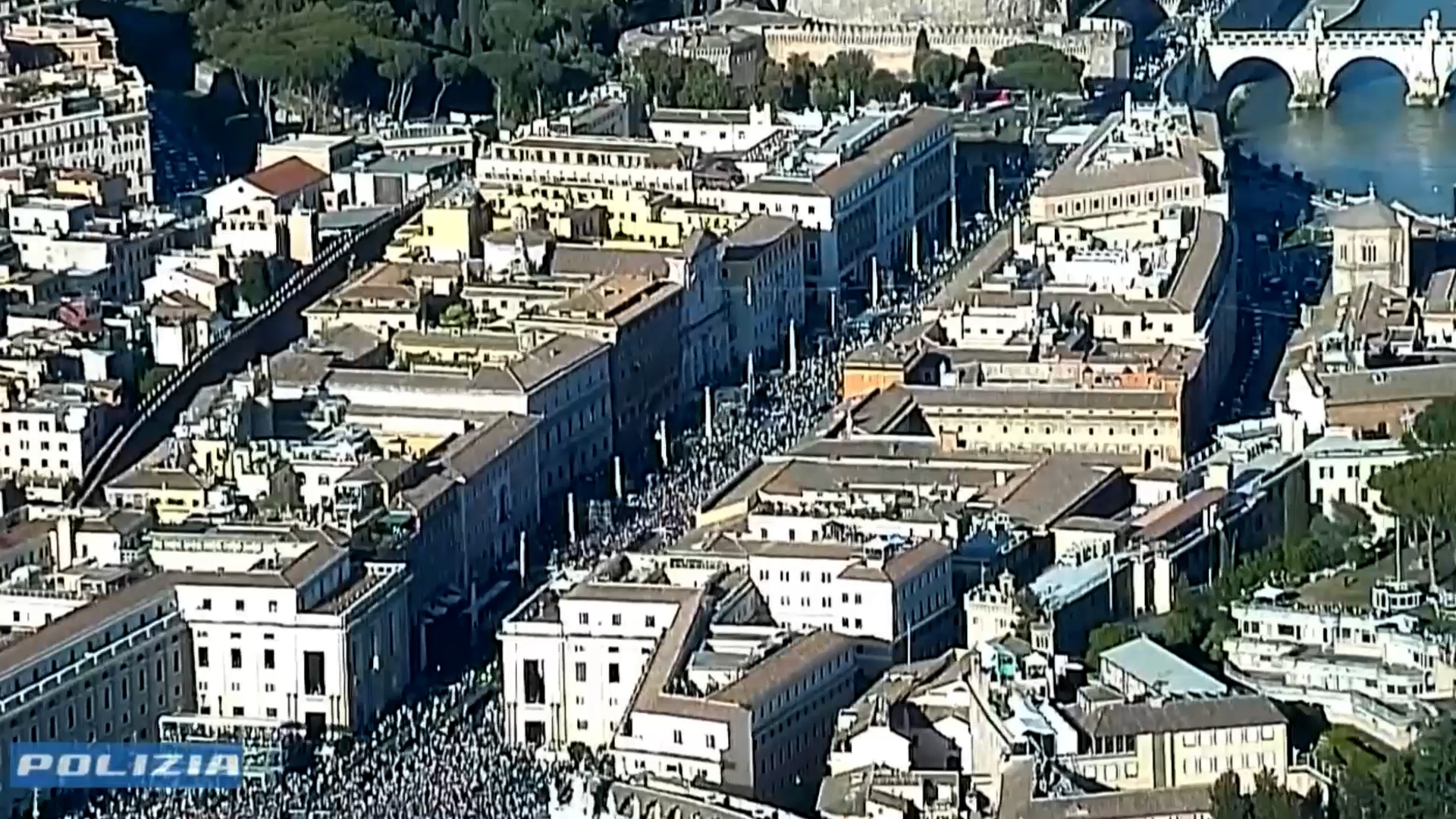 Eletto il nuovo Papa, migliaia di persone lungo via della Conciliazione: le impressionanti immagini dall’alto Eletto il nuovo Papa, migliaia di persone lungo via della Conciliazione: le impressionanti immagini dall’alto
