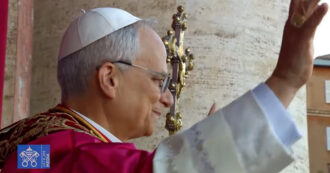 Copertina di Robert Francis Prevost, il nuovo Papa si affaccia dalla Loggia: commosso davanti alla folla di fedeli – Video