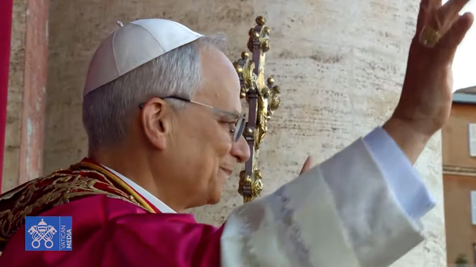 Robert Francis Prevost, il nuovo Papa si affaccia dalla Loggia: commosso davanti alla folla di fedeli – Video Robert Francis Prevost, il nuovo Papa si affaccia dalla Loggia: commosso davanti alla folla di fedeli – Video