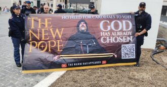 Striscione in piazza San Pietro che inneggia al Mahdi, il "messia" islamico: tre denunciati