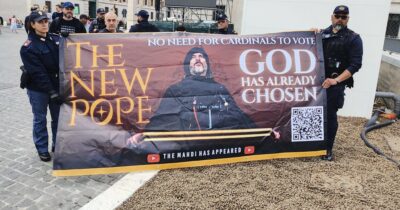 Copertina di Striscione in piazza San Pietro che inneggia al Mahdi, il “messia” islamico: tre denunciati