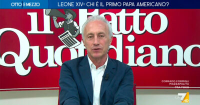 Copertina di Travaglio a La7: “Mi auguro che il nuovo Papa confermi Zuppi per i negoziati tra Russia e Ucraina”