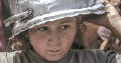 Copertina di Togliere la guerra dalla mente dei bambini palestinesi: serve un centro per curare i traumi psichici. Parliamone