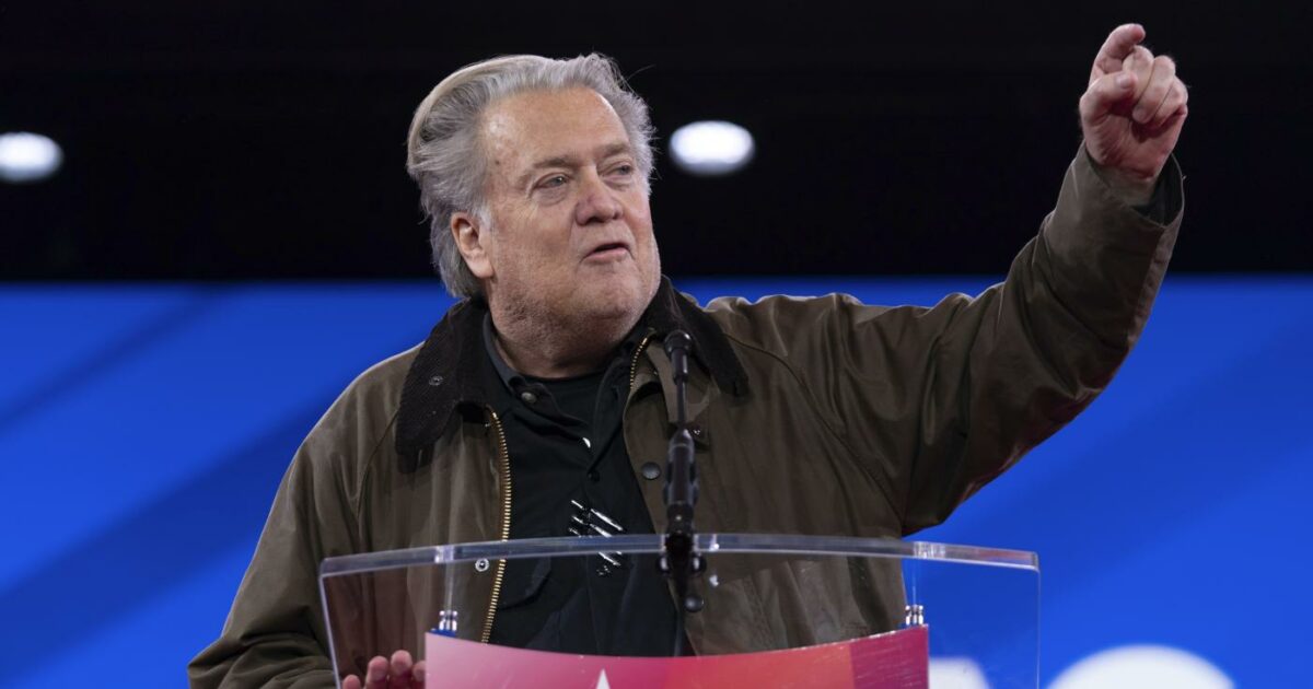Bannon contro Leone XIV: “È il Papa della cricca di Bergoglio”. Gli insulti dei pro-Trump: “Marionetta ...
