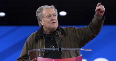 Copertina di Bannon contro Leone XIV: “È il Papa della cricca di Bergoglio”. Gli insulti dei pro-Trump: “Marionetta marxista”