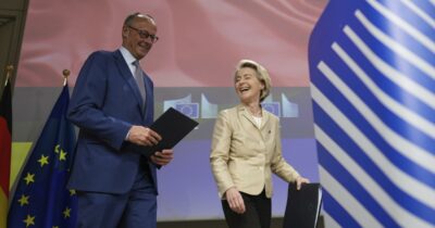 Copertina di Merz e von der Leyen plaudono al Papa che invoca “braccia aperte agli ultimi”. Ma promettono pugno duro coi migranti