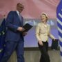 Copertina di Merz e von der Leyen plaudono al Papa che invoca “braccia aperte agli ultimi”. Ma promettono pugno duro coi migranti