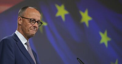 Copertina di Merz e von der Leyen nella Giornata Ue della pace promettono “più spesa per le armi” (ignorando l’appello del Papa)