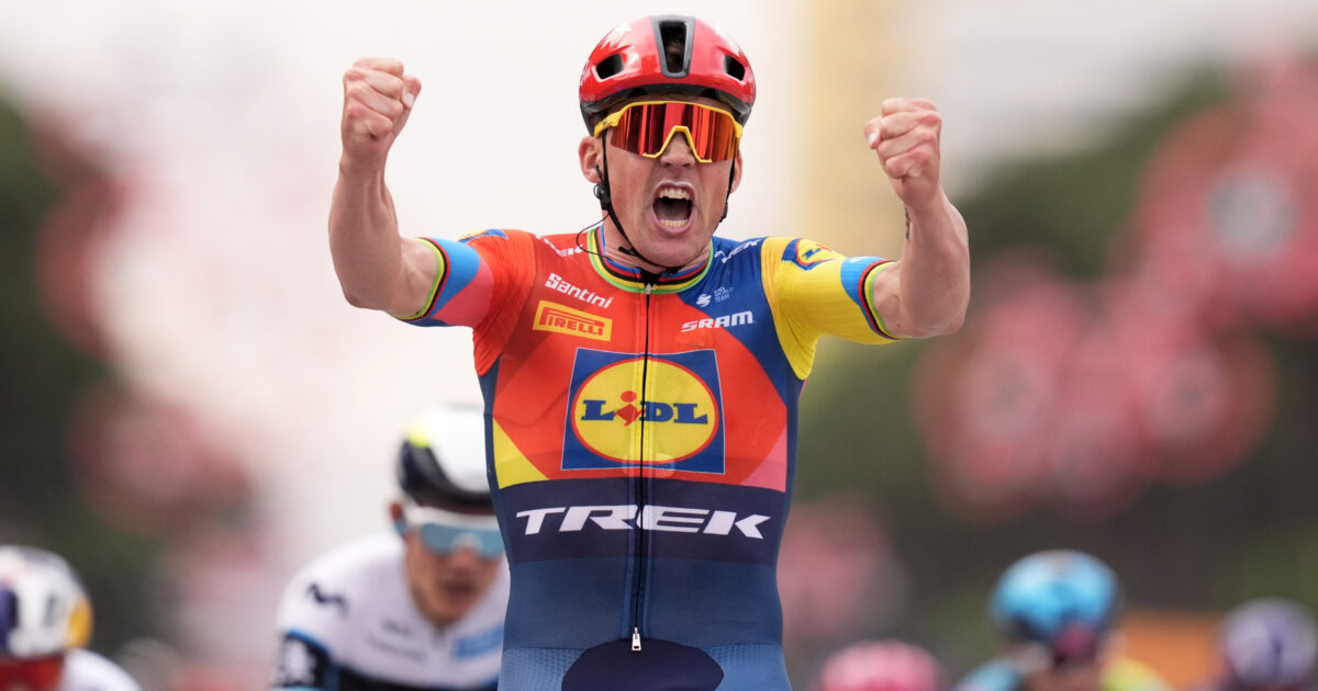 giro d italia 2025 pedersen vince la prima tappa e si prende la maglia rosa landa contro un palo portato via in barella da Ilfattoquotidiano.it giro d italia 2025 pedersen vince la prima tappa e si prende la maglia rosa landa contro un palo portato via in barella