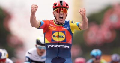Copertina di Giro d’Italia 2025, Pedersen vince la prima tappa e si prende la maglia rosa. Landa contro un palo: portato via in barella