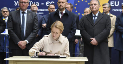 Copertina di Ue e Kiev fondano il Tribunale speciale per il “crimine di aggressione contro l’Ucraina”. Zelensky: “Processare i russi come i nazisti”