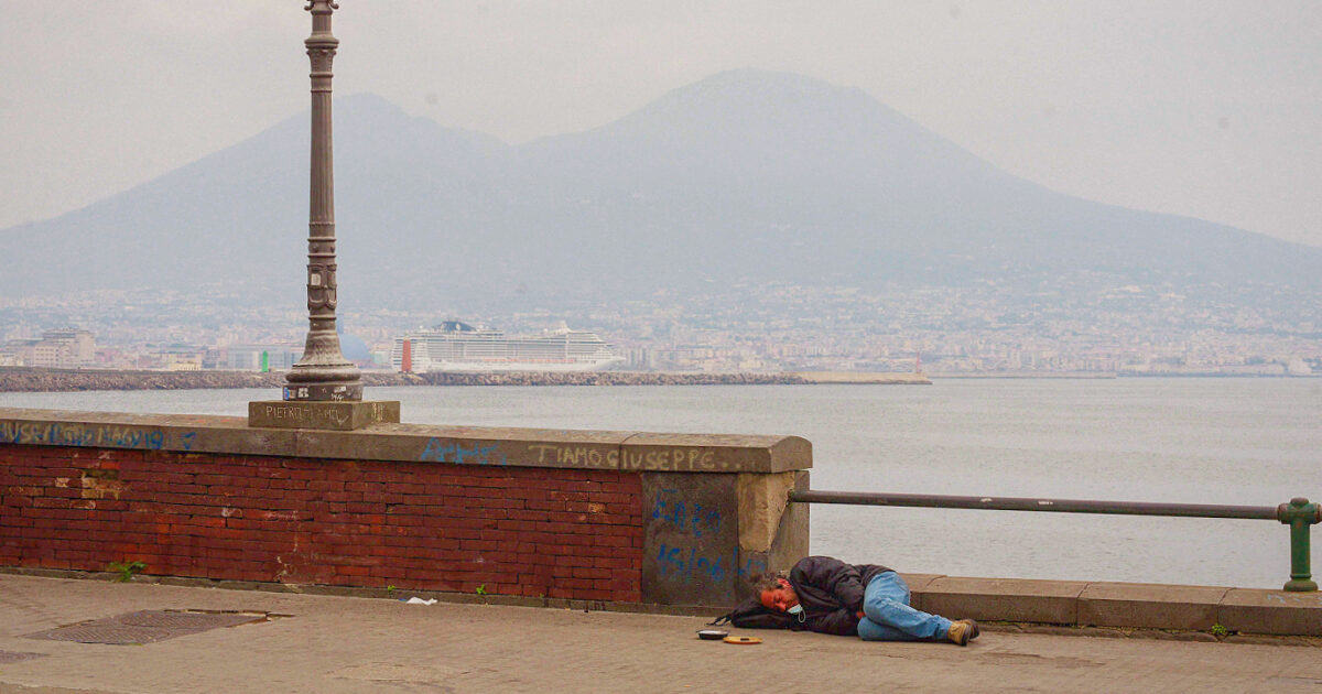 Povertà, in Campania mesi di ritardo sulle indennità finanziate dal Pnrr. L’assessora: “Problemi contabili” Povertà, in Campania mesi di ritardo sulle indennità finanziate dal Pnrr. L’assessora: “Problemi contabili”