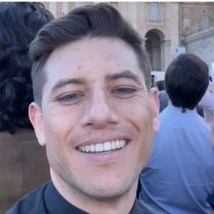 Social scatenati per il prete “figo” in piazza San Pietro durante l’annuncio del nuovo Papa: “Scusa, sei single?”. Ecco chi è Padre Heriberto