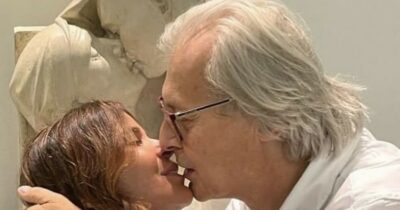 Copertina di La lettera di auguri di Sabrina Colle a Vittorio Sgarbi: “‘La pace sia con voi’ è la benedizione del Papa anche per te, amore mio, che mi hai lasciato la libertà di sognare”