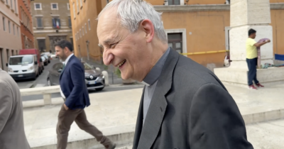 Copertina di Il cardinale Zuppi scherza sui pronostici: “Tanti speravano in me? Io mai, prima deve vincere lo scudetto il Bologna”