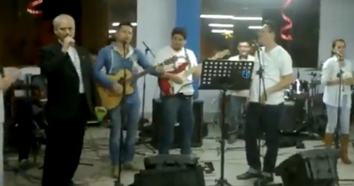 Copertina di Papa Prevost canta Feliz Navidad con una band di giovani in Perù: il video del 2014 che spopola sui social