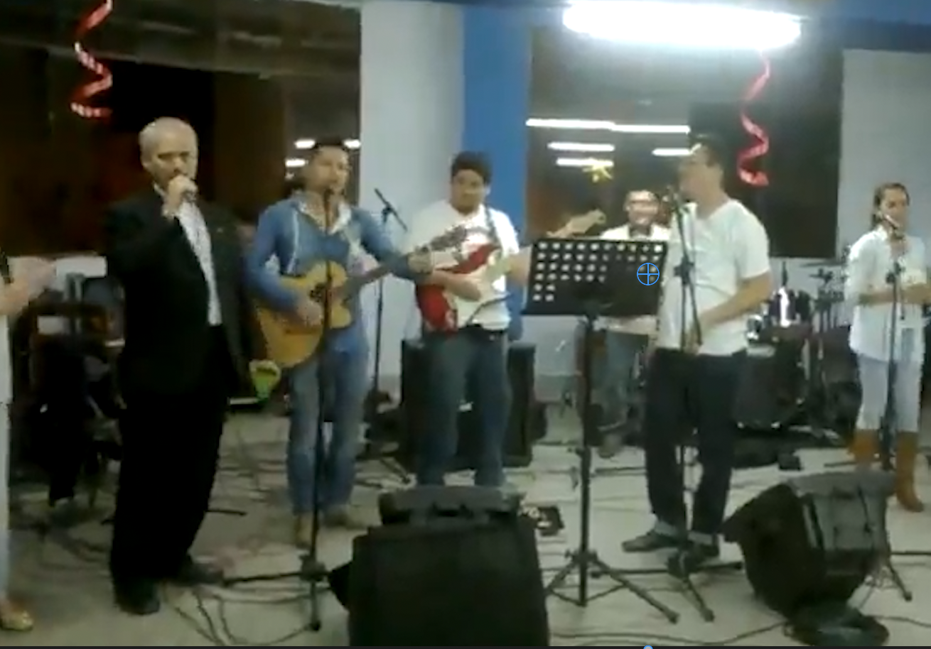 Papa Prevost canta Feliz Navidad con una band di giovani in Perù: il video del 2014 che spopola sui social Papa Prevost canta Feliz Navidad con una band di giovani in Perù: il video del 2014 che spopola sui social