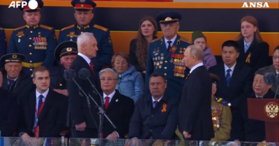 Copertina di Putin e Xi Jinping insieme alla parata militare a Mosca: nella piazza Rossa si celebra la vittoria sulla Germania nazista – Video