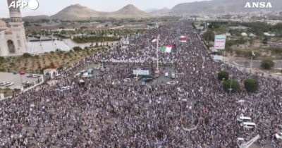 Copertina di Folla oceanica manifesta a sostegno del popolo palestinese in Yemen: le immagini della maxi-manifestazione