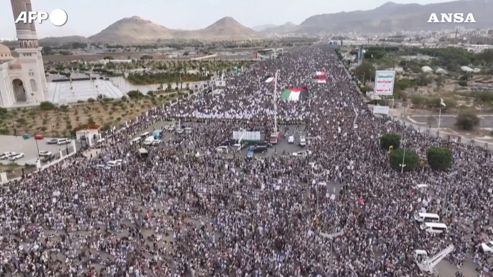 Folla oceanica manifesta a sostegno del popolo palestinese in Yemen: le immagini della maxi manifestazione Folla oceanica manifesta a sostegno del popolo palestinese in Yemen: le immagini della maxi manifestazione