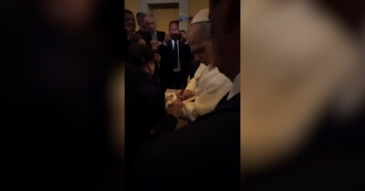 Copertina di “Oggi che giorno è?”, Prevost a sorpresa tra i fedeli del Sant’Uffizio: il Papa scherza e firma una Bibbia