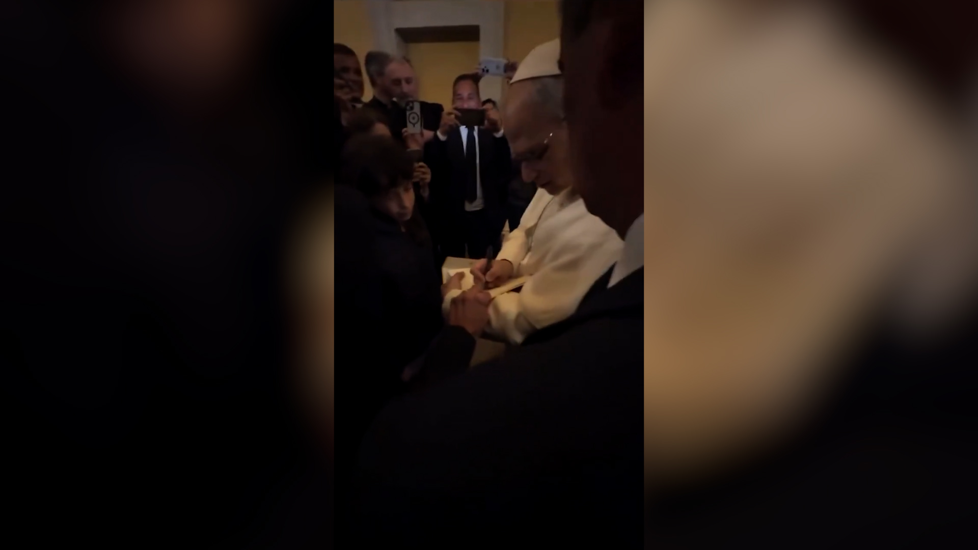 “Oggi che giorno è?”, Prevost a sorpresa tra i fedeli del Sant’Uffizio: il Papa scherza e firma una Bibbia “Oggi che giorno è?”, Prevost a sorpresa tra i fedeli del Sant’Uffizio: il Papa scherza e firma una Bibbia