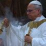 Copertina di Il primo giorno di Papa Leone XIV: la messa del nuovo Pontefice nella Cappella Sistina | la diretta video