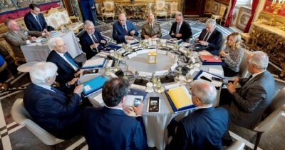 Copertina di Ora il governo confessa:  “Vendiamo armi a Israele, ma non colpiscono civili”