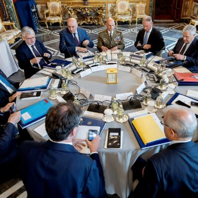 Copertina di Ora il governo confessa:  “Vendiamo armi a Israele, ma non colpiscono civili”