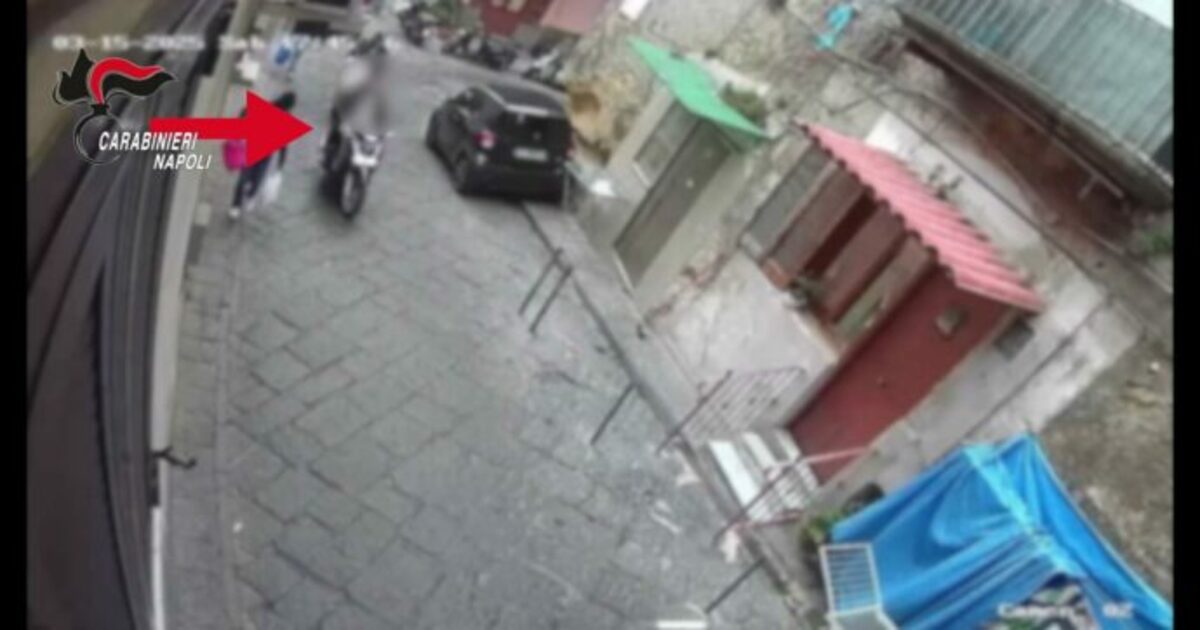 La chat dei baby boss di Napoli: “Vorrei sparargli e guardarlo mentre muore”: 5 mesi dopo fu ucciso il 15enne Emanuele Tufano La chat dei baby boss di Napoli: “Vorrei sparargli e guardarlo mentre muore”: 5 mesi dopo fu ucciso il 15enne Emanuele Tufano