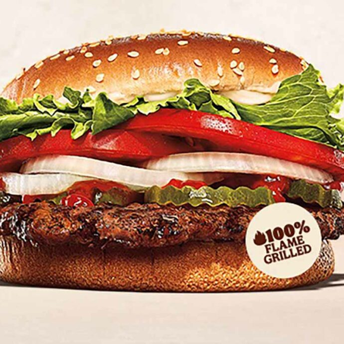 “Hamburger molto più grandi della realtà, le pubblicità sono ingannevoli”: Burger King finisce in tribunale. E ammette: “I fotografi hanno creato panini più belli”