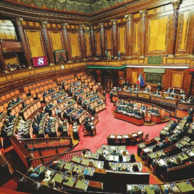 Copertina di Interferenze straniere, lo “scudo democratico” contro i cattivi