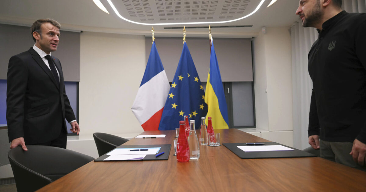 Macron, Starmer e Merz arrivati a Kiev per il vertice con Zelensky: “Mosca accetti tregua di 30 giorni”. Meloni in collegamento da Roma Macron, Starmer e Merz arrivati a Kiev per il vertice con Zelensky: “Mosca accetti tregua di 30 giorni”. Meloni in collegamento da Roma