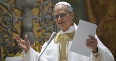 Copertina di Il boom di voti per Papa Leone XIV: “Ne ha presi più di 100”. Parolin a Vicenza: “Capisco il ‘tifo’ per me ma serve logica di Chiesa”