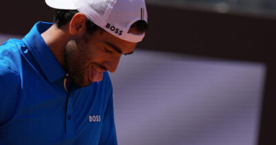 Copertina di Internazionali, buona la prima di Berrettini nella sua Roma: “Mi siete mancati”. Ora aspetta Ruud
