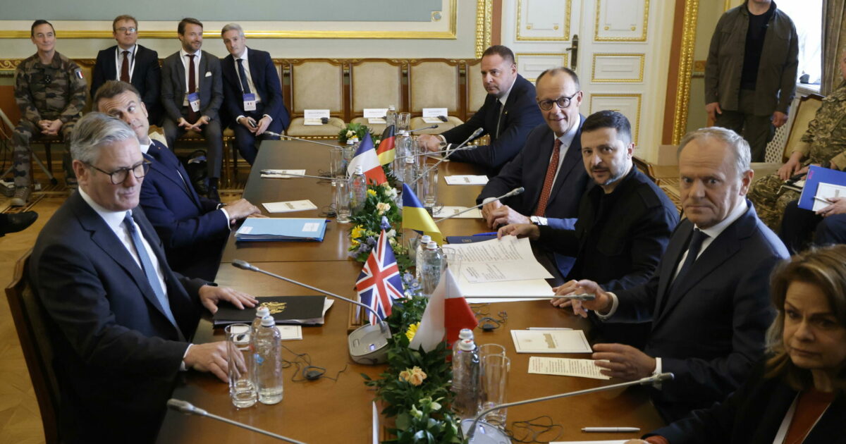 Macron, Starmer e Merz a Kiev per il vertice con Zelensky: “Mosca accetti tregua di 30 giorni”. Meloni da remoto