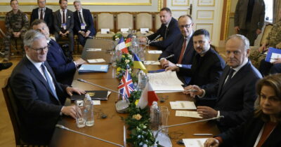 Copertina di Macron, Starmer e Merz a Kiev: “Sanzioni a Mosca se non accetta la tregua di 30 giorni”. Cremlino: “Prima stop armi all’Ucraina”