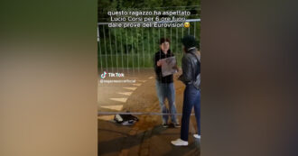 Copertina di L’eroica impresa di un fan di Lucio Corsi (a Basilea per le prove dell’Eurovision): lo aspetta sei ore fuori per un autografo – Video