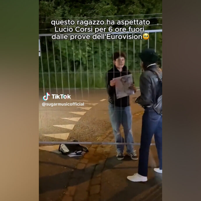 L’eroica impresa di un fan di Lucio Corsi (a Basilea per le prove dell’Eurovision): lo aspetta sei ore fuori per un autografo – Video